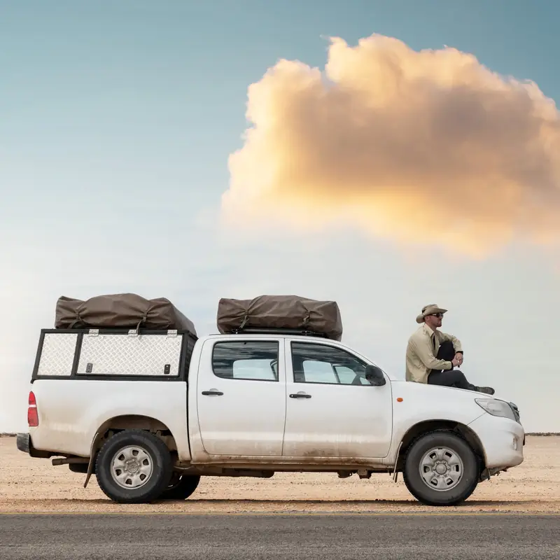 Privater Guide von The Real Namibia mit dem 4x4-Geländewagen auf einer Piste in Namibia